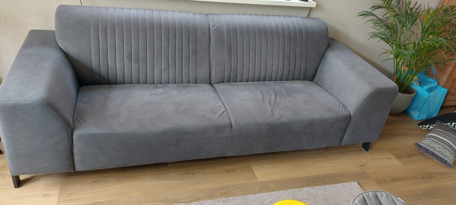 Comfortabele antraciet bank met zwart metalen frame, Ophalen, Gebruikt, Driepersoons, 75 tot 100 cm