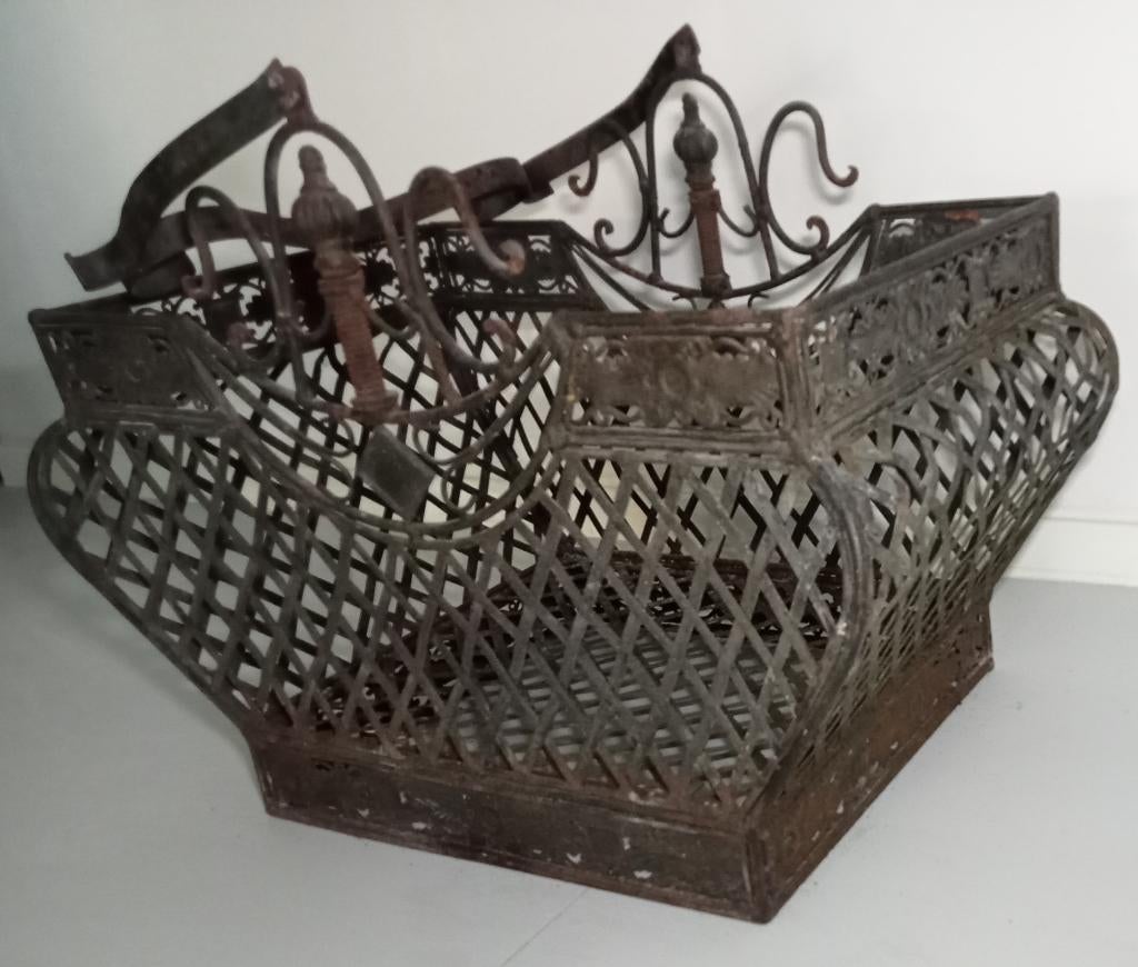 SIERLIJKE METALEN MAND MET HENGSEL HAARDHOUT MAND, Huis en Inrichting, Ophalen, Overige materialen, Gebruikt, Mand