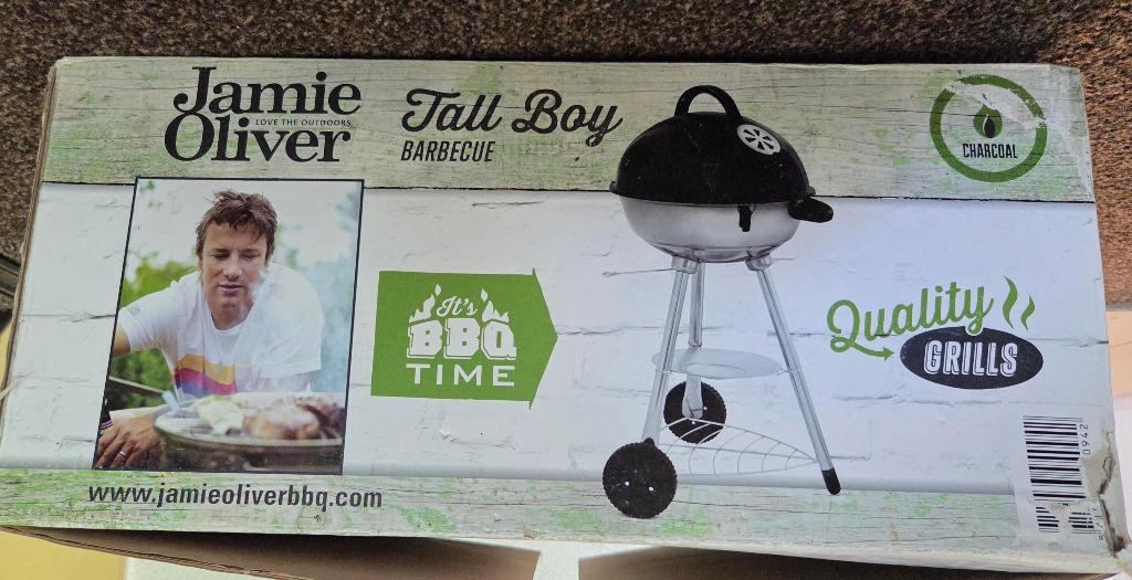 Jamie Oliver houtskool BBQ Tall Boy met deksel in doos, Ophalen of Verzenden, Zo goed als nieuw, Jamie Oliver, Met accessoires