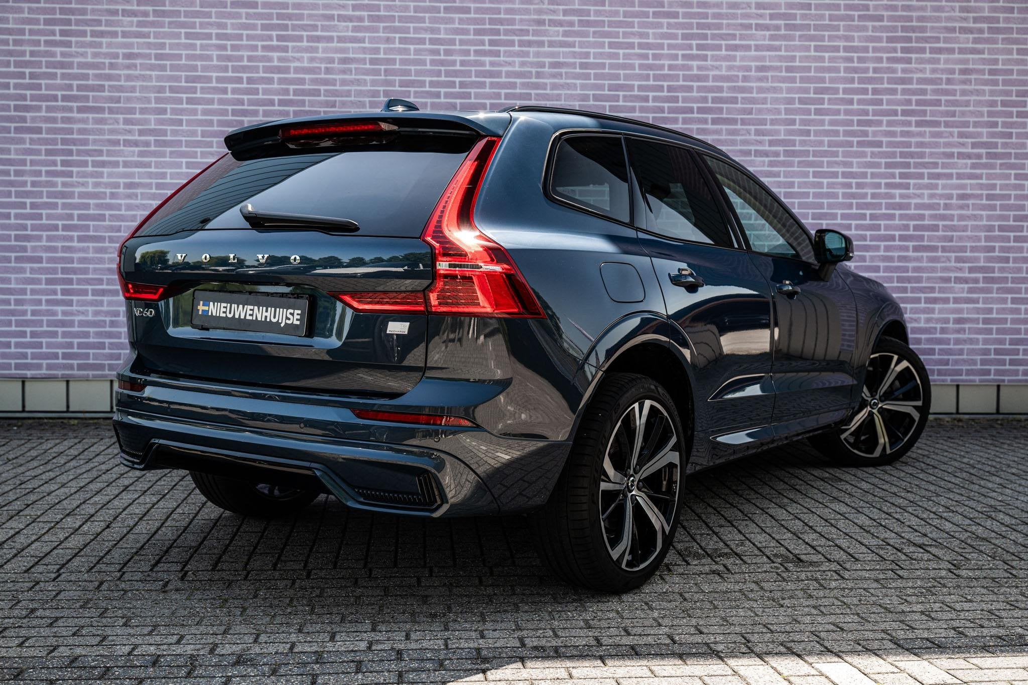 Volvo XC60 2.0 T6 Plug-in hybrid AWD Plus Dark | Long Range, Auto's, Gebruikt, Euro 6, 4 cilinders, Blauw