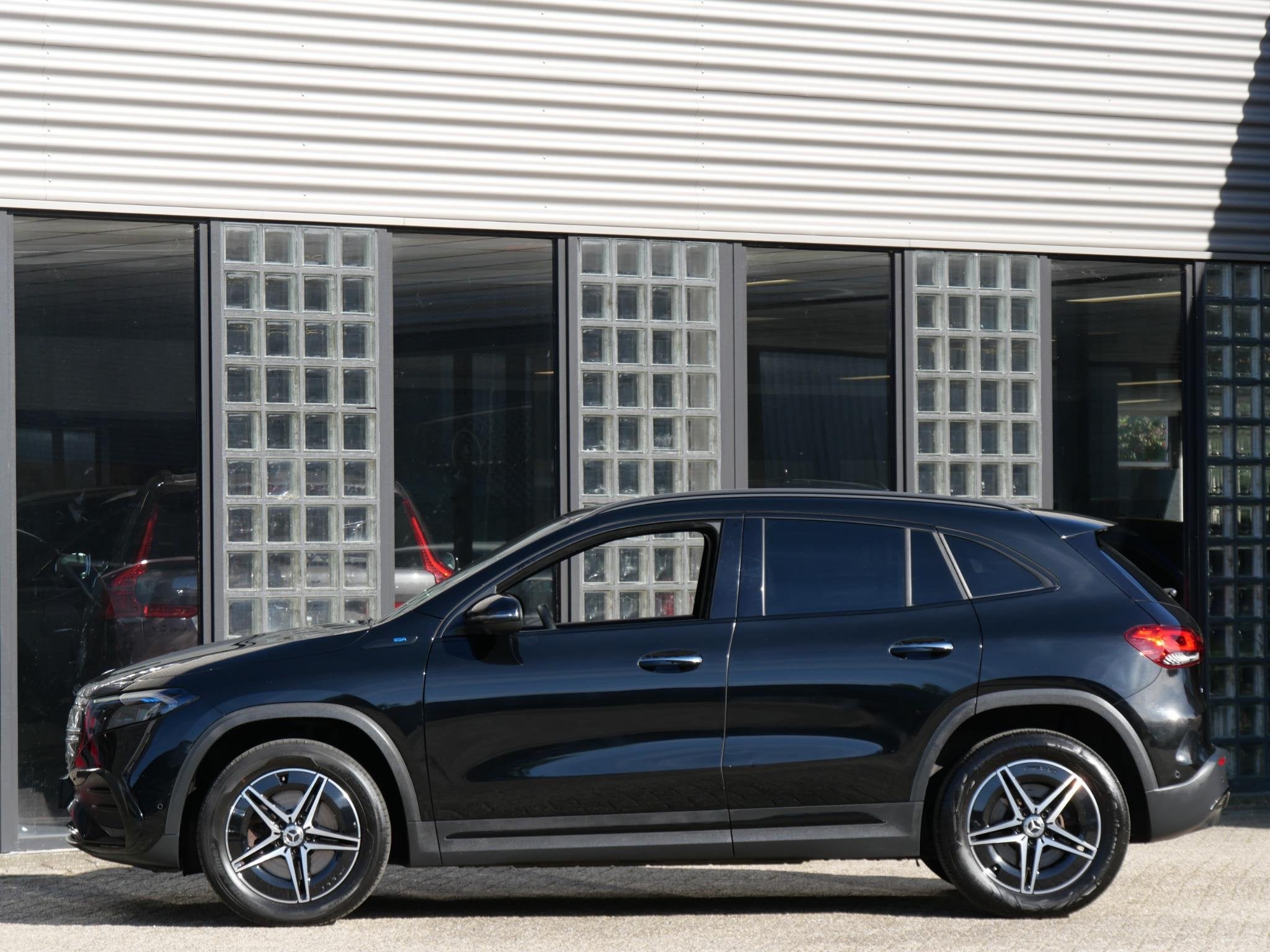 Mercedes-Benz EQA 67kWh AMG/ ELEKT. STOELEN/ 360° CAMERA/ T, Gebruikt, 750 kg, 190 pk, Leder en Stof