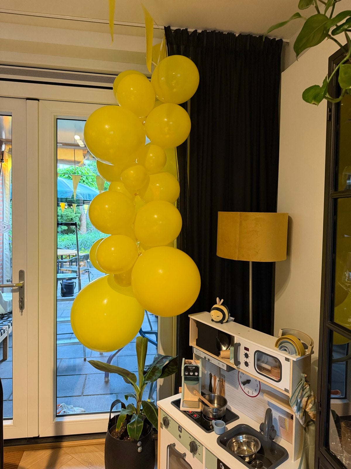 2x Gele ballonnen slingers, opgeblazen, Ophalen, Zo goed als nieuw, Versiering, Verjaardag