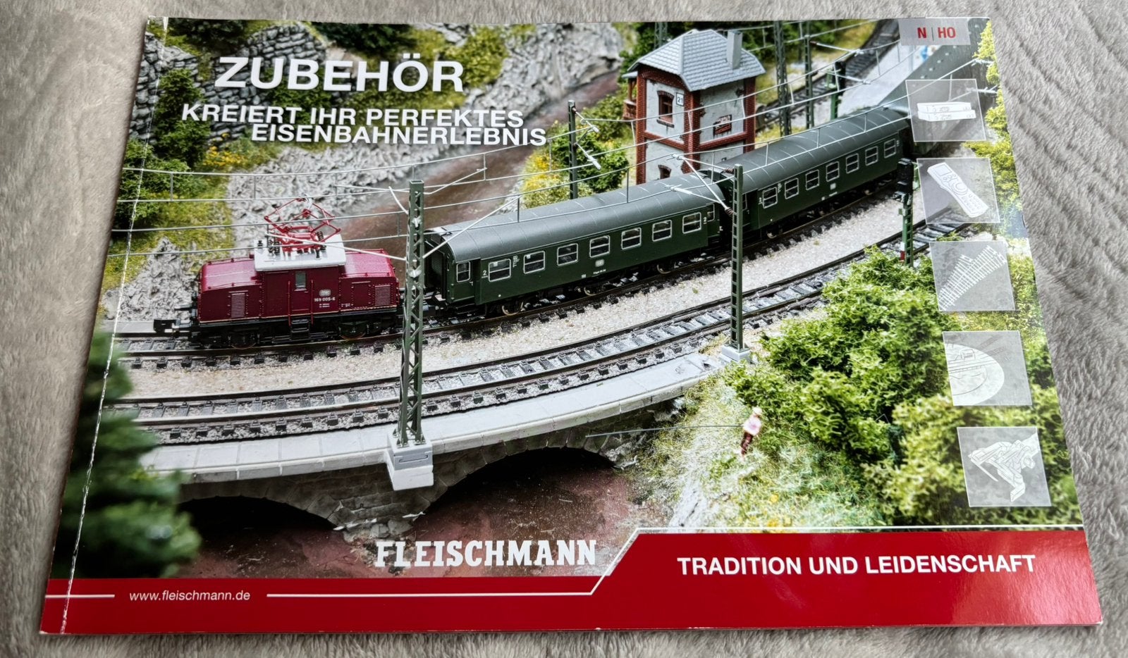 Modeltreinen Fleischmann catalogus ‘19: Toebehoor. Duits, Overige merken, Gelijkstroom of Wisselstroom, Zo goed als nieuw, Boek, Tijdschrift of Catalogus