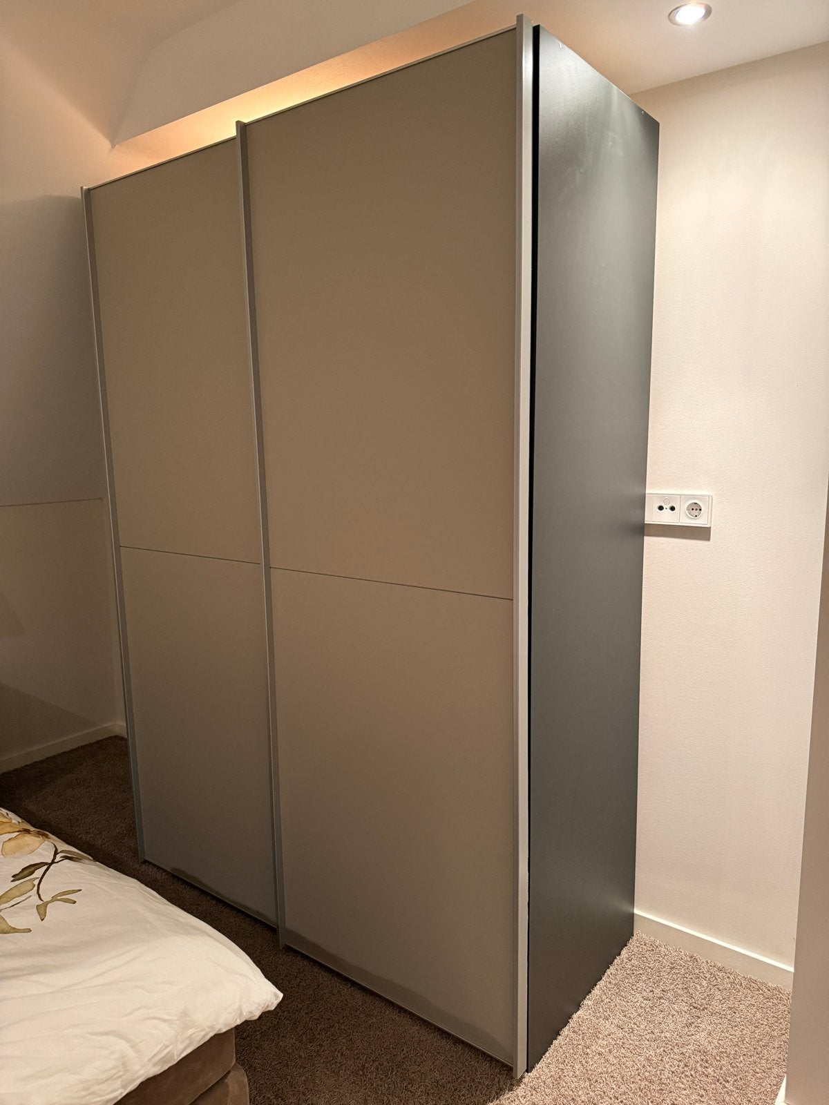 Moderne kledingkast met schuifdeuren, Ophalen, Met plank(en), 100 tot 150 cm, 200 cm of meer