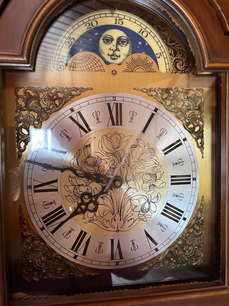 Klassieke staande klok met maanfase en slinger, Antiek en Kunst, Ophalen of Verzenden