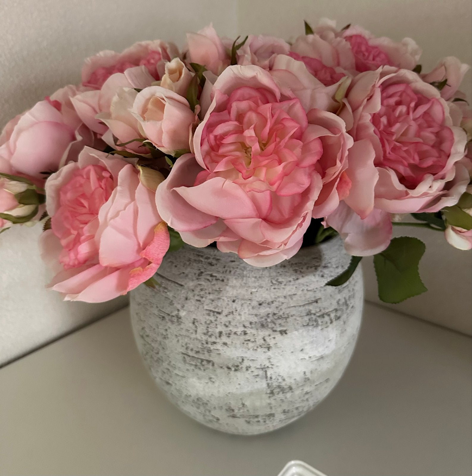 Prachtig Roze Kunstbloemstuk in Grijze Vaas, Binnen, Gebruikt, Roze, Textiel
