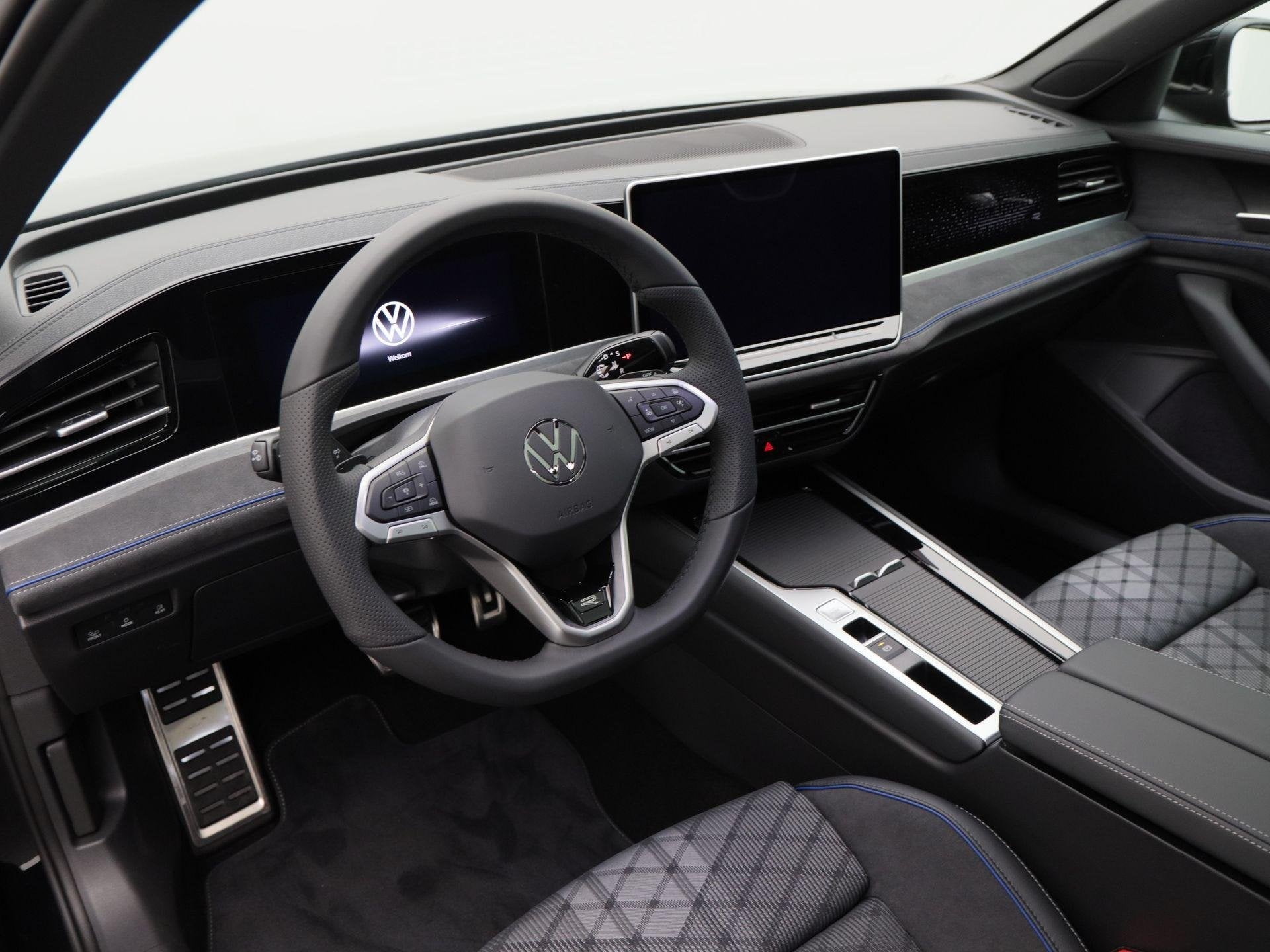 Volkswagen Passat R-Line Edition 1.5 eHybrid 204 PK | Panora, Auto's, Volkswagen, Stof, 4 cilinders, Automatische klimaatregeling