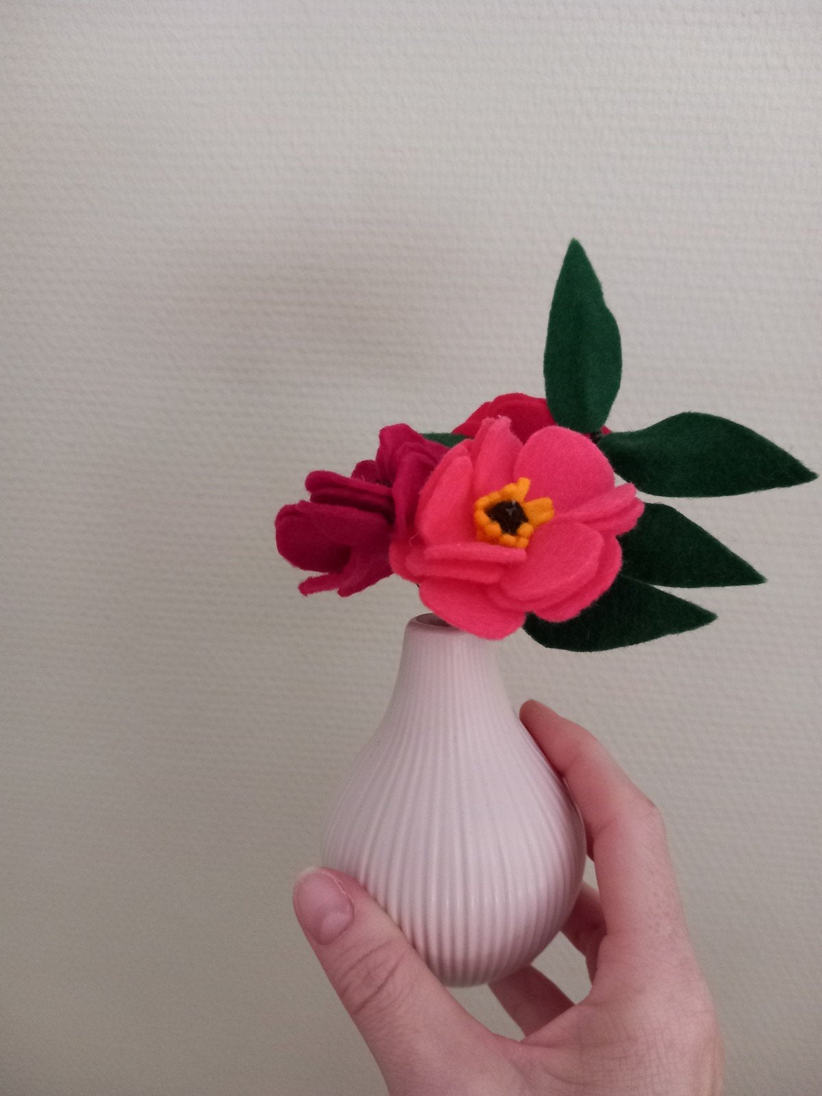 Klein roze vaasje met vilten bloemen - kant-en-klaar setje, Handgemaakt, Textiel, Nieuw, Ophalen of Verzenden