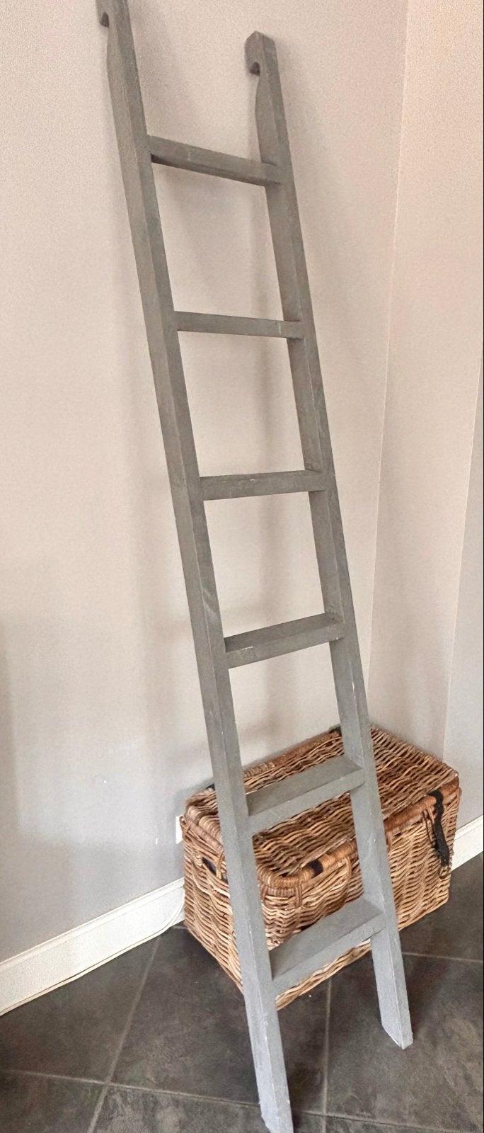 Foto 2 van Decoratieve grijze ladder - Perfect voor handdoeken/plaids