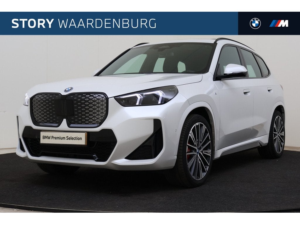 BMW iX1 eDrive20 M Sport / Panoramadak / Sportstoelen / Comf, Auto's, BMW, Gebruikt, Met garantie (alle), 24 min, Wit