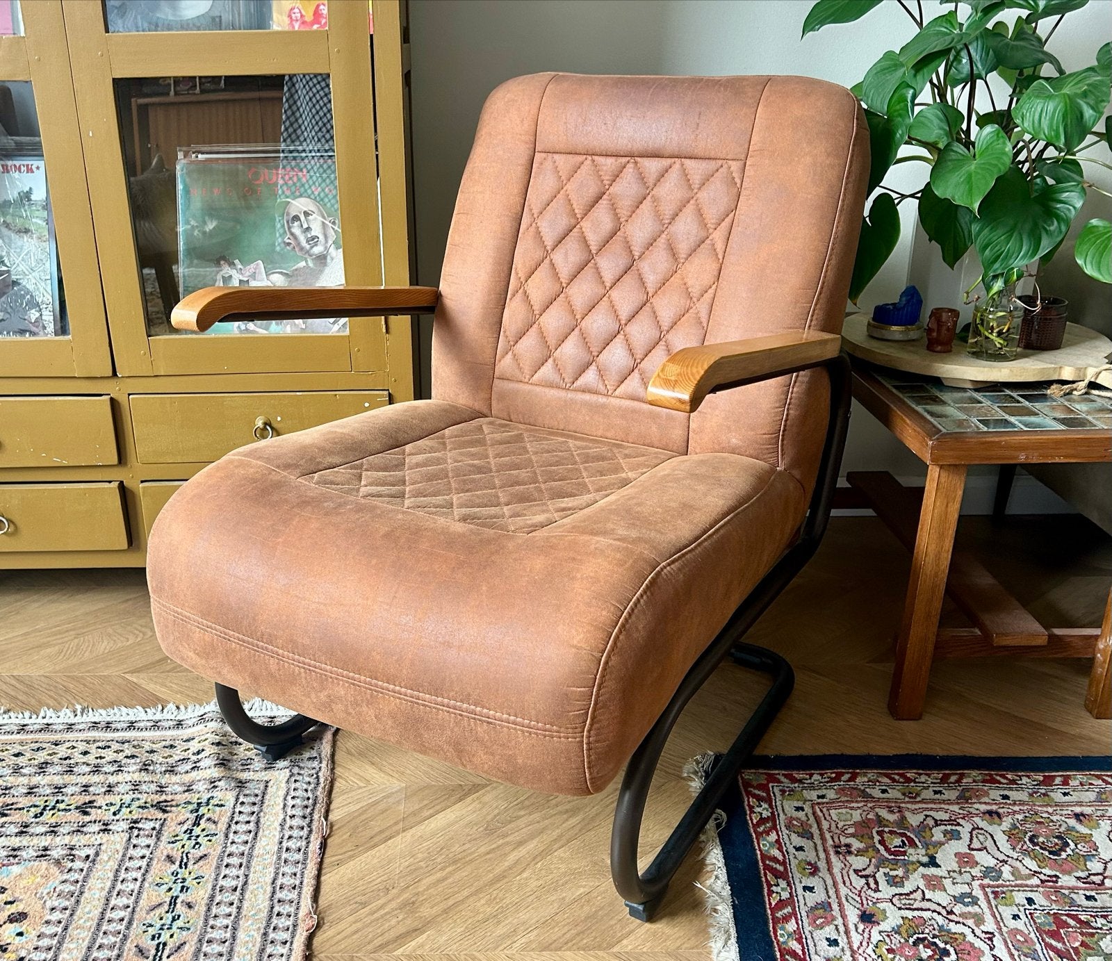 Comfortabele fauteuil in bruin met houten armleuningen, Huis en Inrichting, Stoelen, Ophalen, Gebruikt, Bruin, Eén
