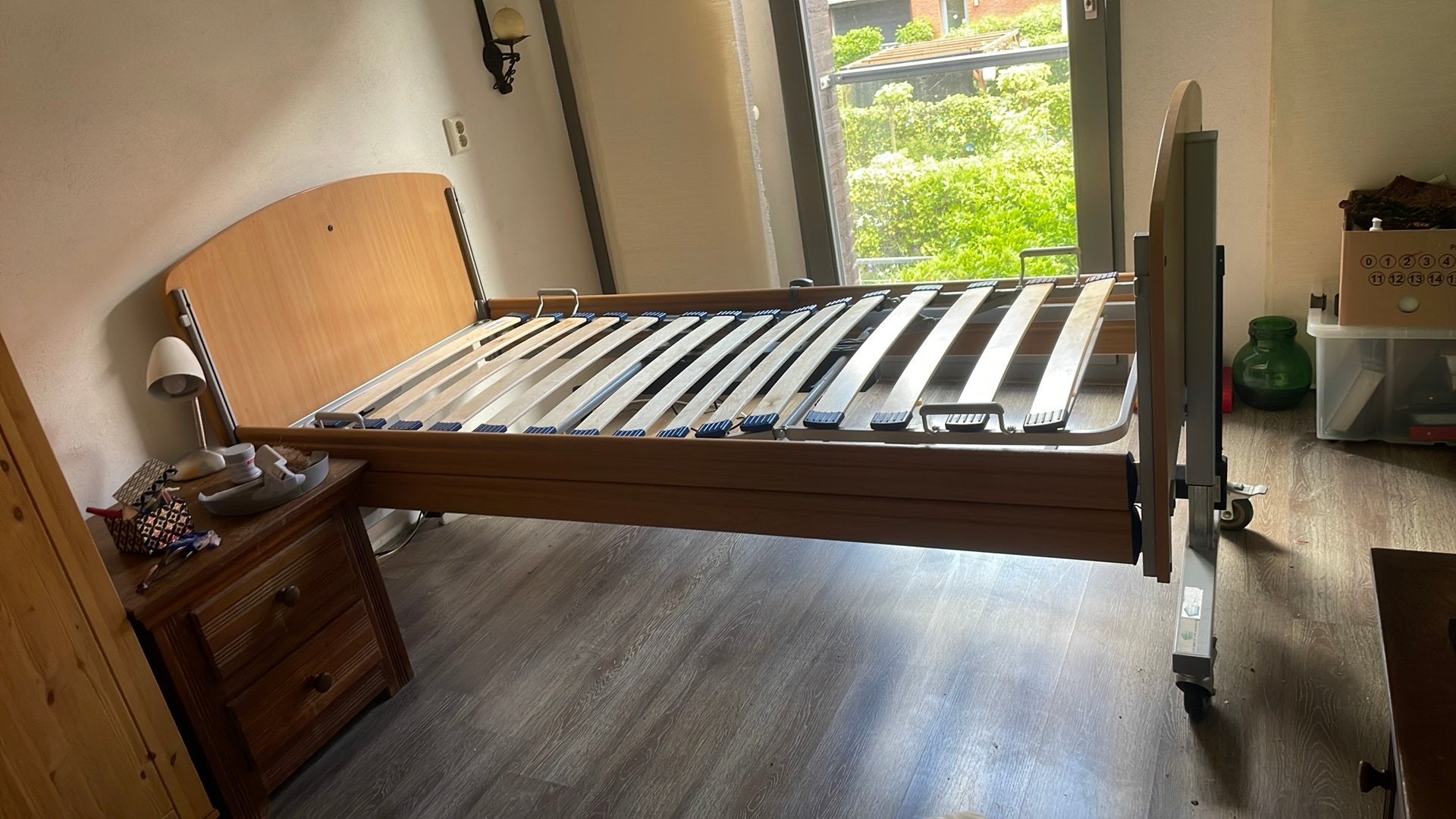 Elektrisch hoog-laag bed - Comfort en gemak, Huis en Inrichting, Slaapkamer | Bedden, Ophalen, 90 cm, Eenpersoons, Bruin