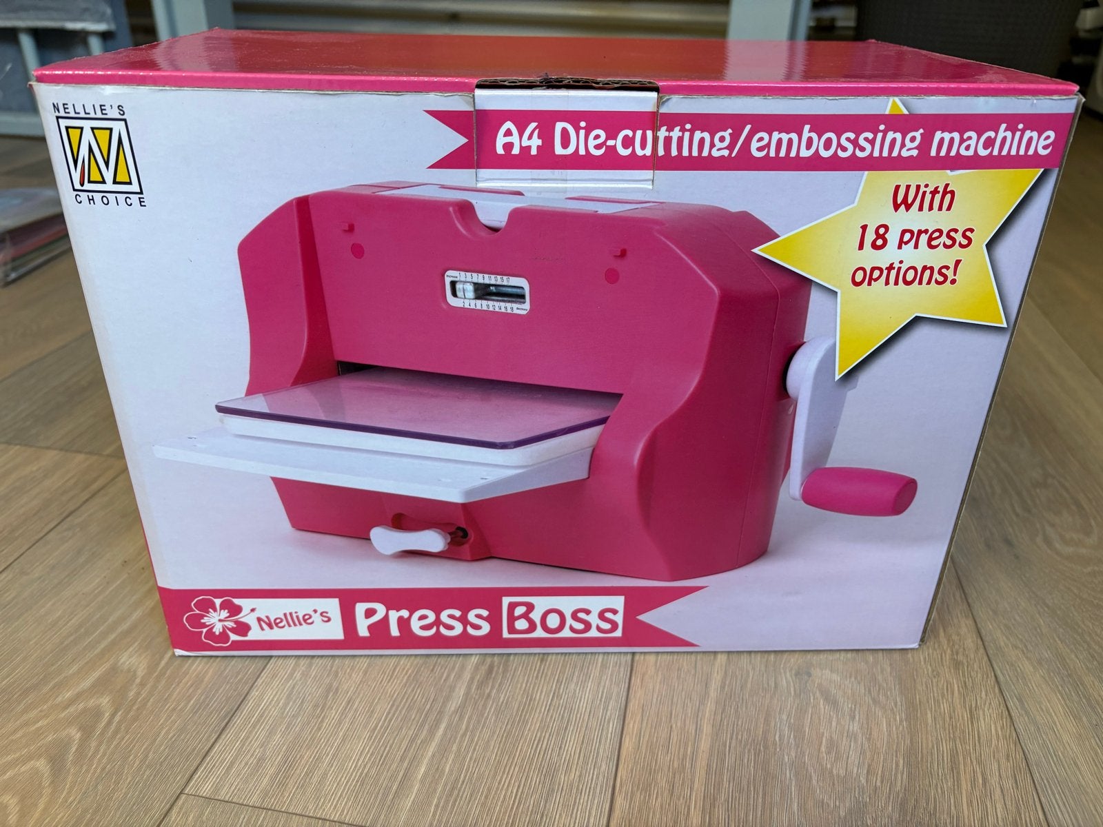 Nellie's Press Boss A4 Die-cutting/Embossing Machine, Geschikt voor karton, Overige thema's, Zo goed als nieuw, Kunststof