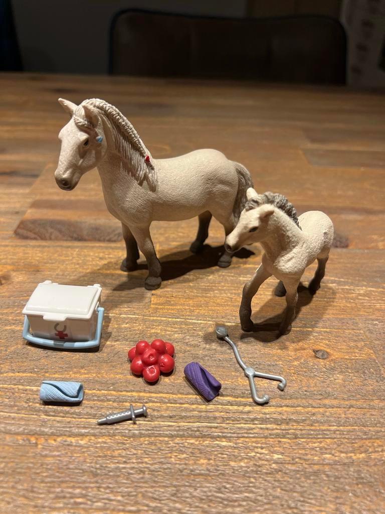 Schleich paarden met dierenarts spullen, Ophalen of Verzenden, Gebruikt
