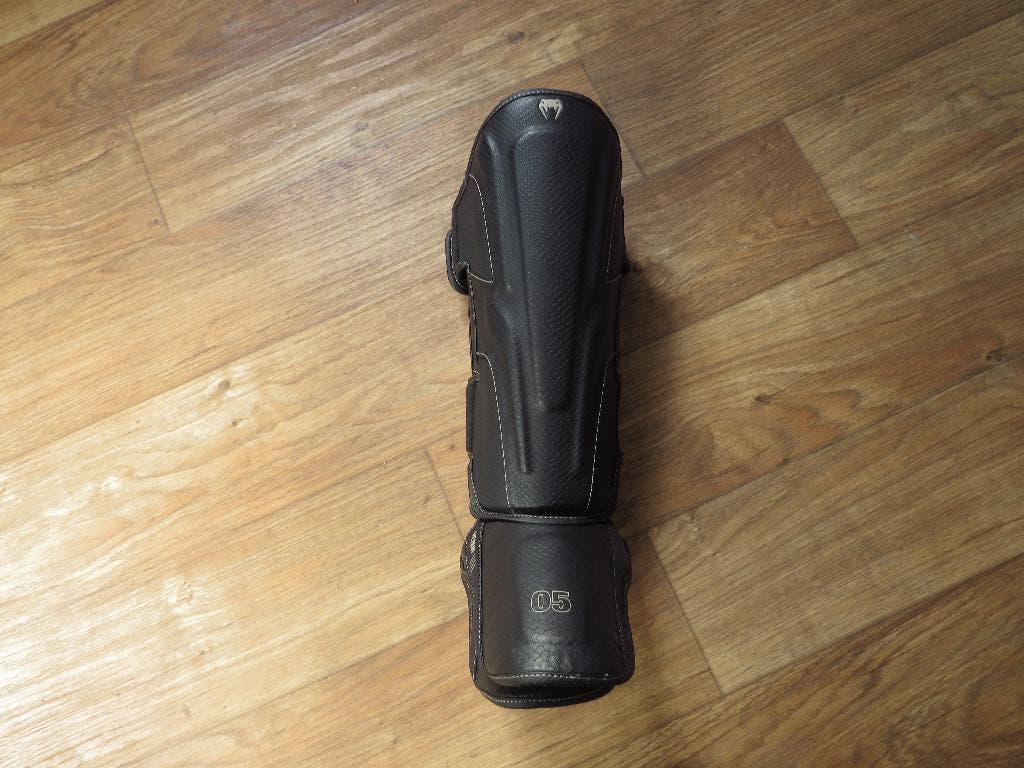 Nieuwe Venum scheenbeschermers impact evo scales mt L, Sport en Fitness, Vechtsporten en Zelfverdediging, Overige, Vechtsportbescherming