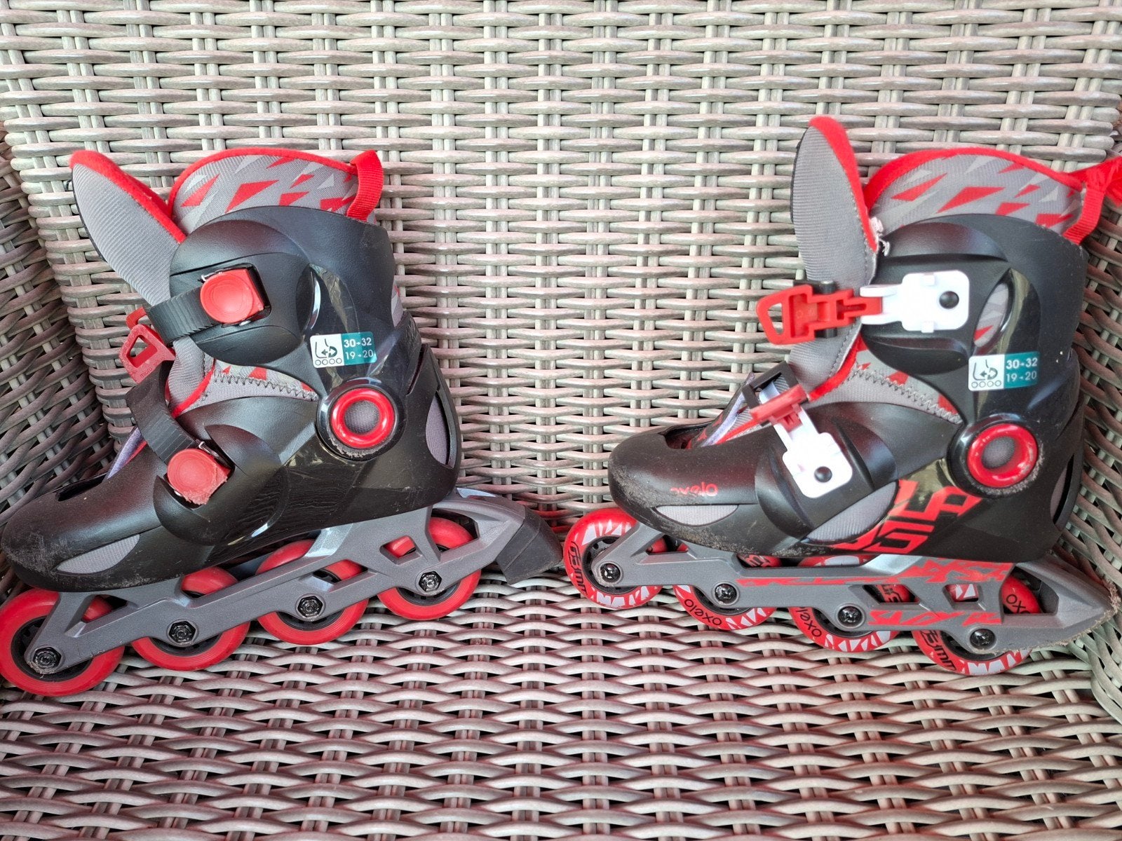 Oxelo Skates Zwart/Rood Maat 30-32 met Helm, Kinderen en Baby's, Speelgoed | Buiten | Rolschaatsen, Ophalen, Verstelbaar, Gebruikt