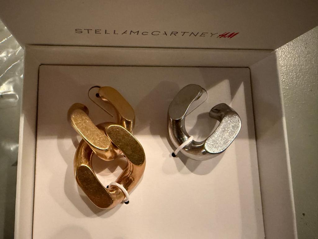 Stella McCartney x H&M Oorbellen Goud/Zilver, Sieraden, Tassen en Uiterlijk, Oorbellen, Overige materialen, Hangers, Nieuw, Ophalen of Verzenden