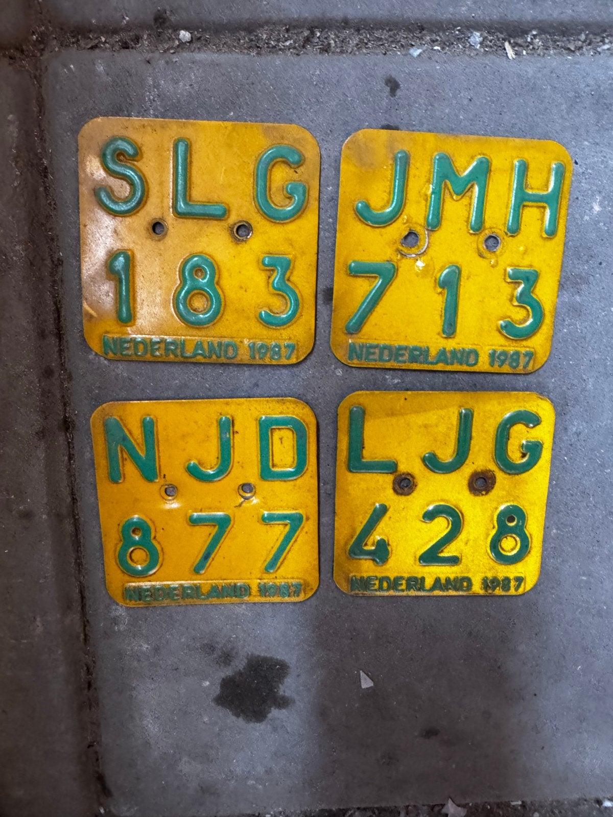 Nederlandse kentekenplaten 1987 bromfietsen, Auto diversen, Kentekenplaathouders, Ophalen of Verzenden, Gebruikt