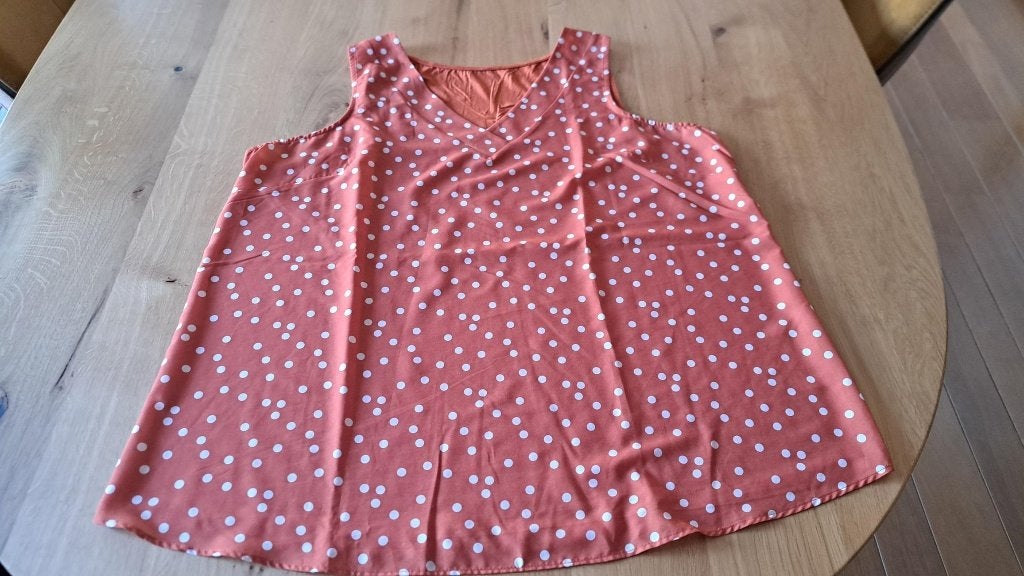 Dames top oranje met witte bolletjes, maat 46, niet gedragen, Maat 46/48 (XL) of groter, Nieuw, Oranje, Ophalen of Verzenden