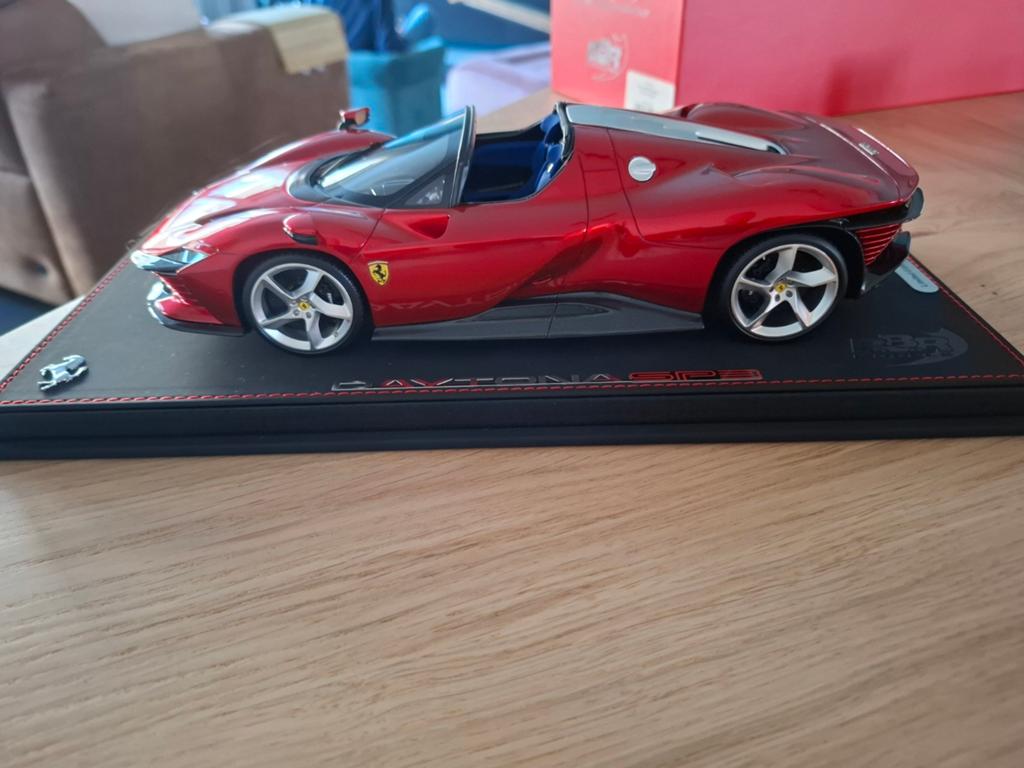 Ferrari SP3 Daytona Rosso Magma - Limited Edition, Overige merken, Auto, Verzenden, 1:32 tot 1:50