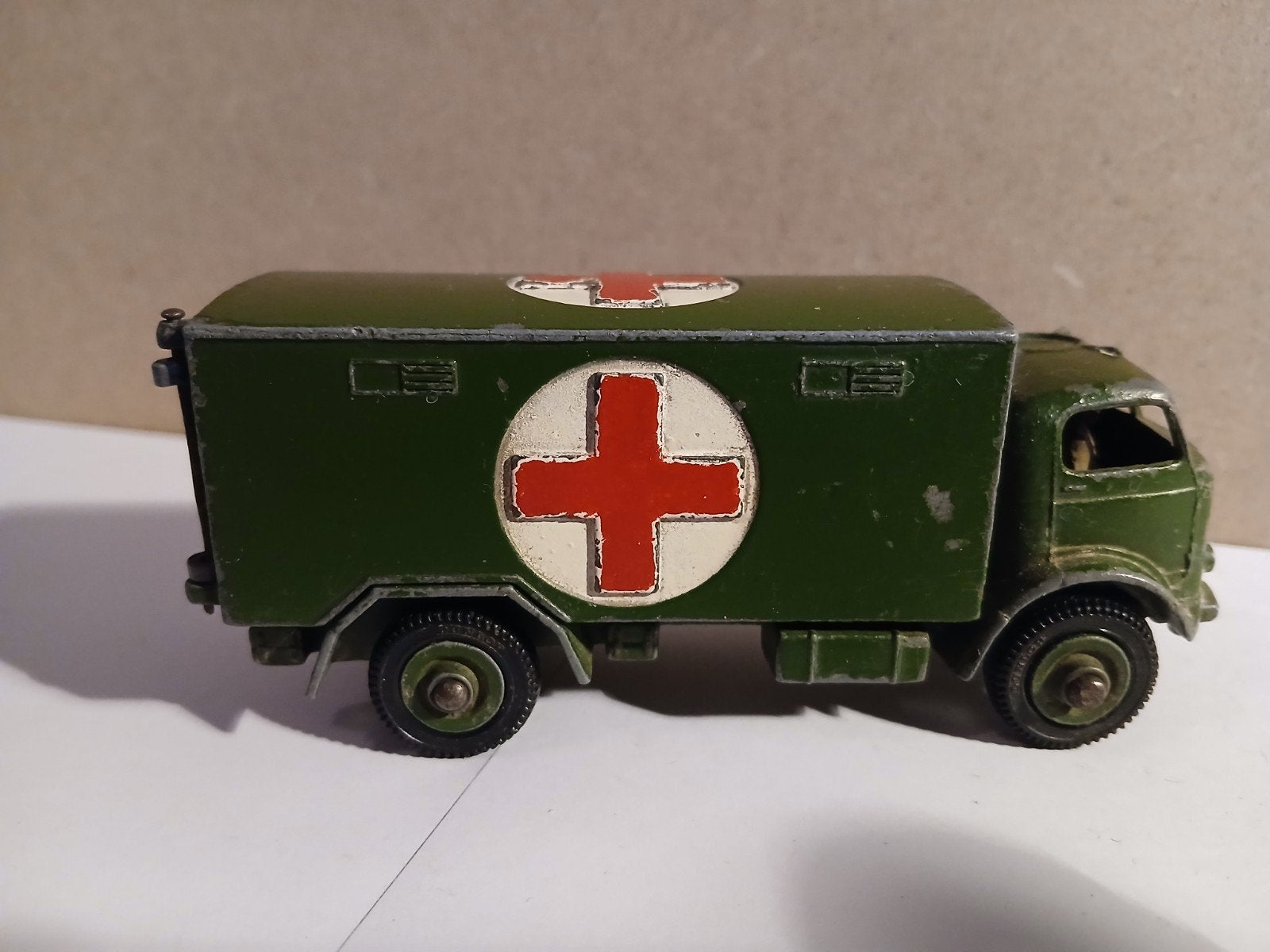 Dinky Toys Military Ambulance 626, Ophalen of Verzenden, Gebruikt, Auto, Dinky Toys