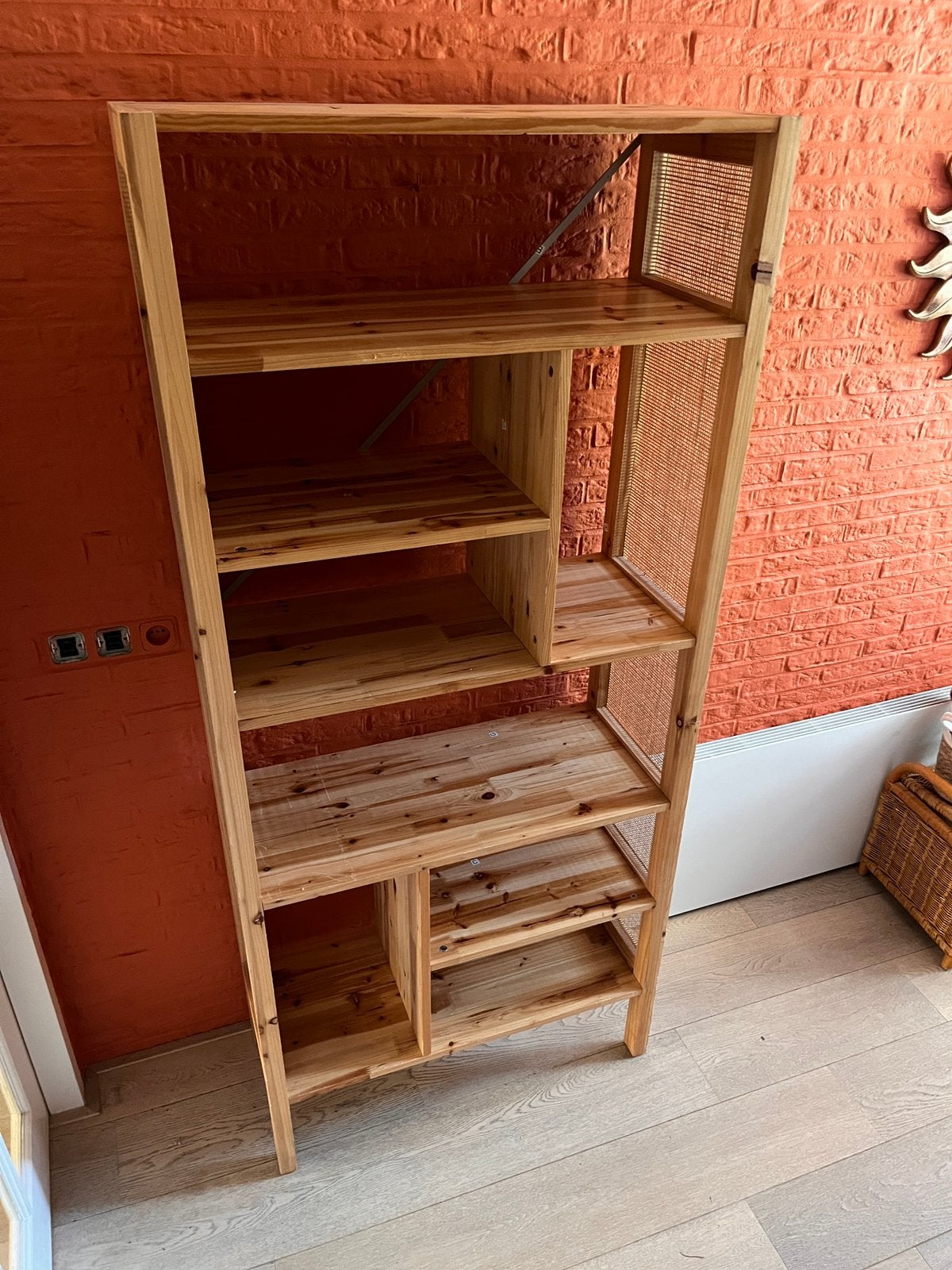 Houten kast met sfeervol rotan, Ophalen, Met plank(en), Gebruikt, Scandinavisch