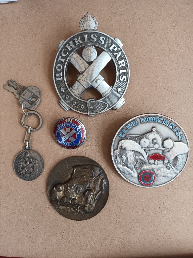 vintage oldtimer embleem hotchkiss paris, Verzamelen, Ophalen, Gebruikt, Auto's