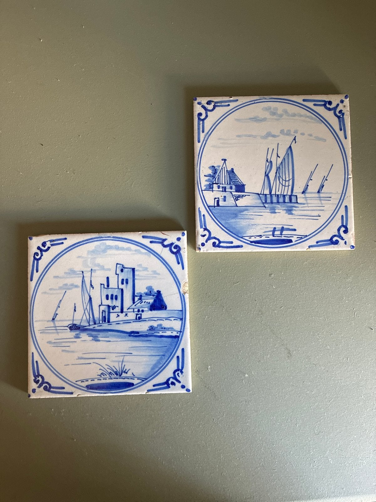 Set van 2 Delfts Blauwe Tegels met Hollandse Scènes, Antiek en Kunst, Ophalen of Verzenden