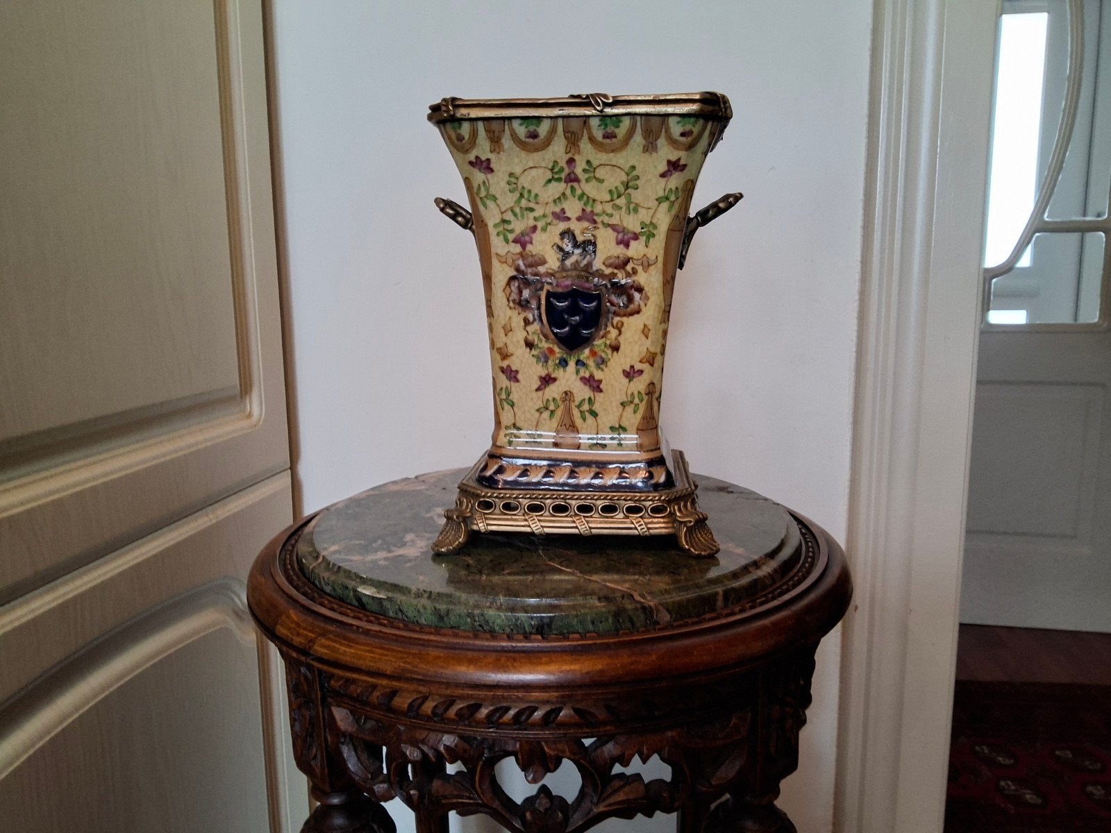 PORSELEINEN VAAS MET BRONZEN DETAILS, Antiek en Kunst, Ophalen of Verzenden