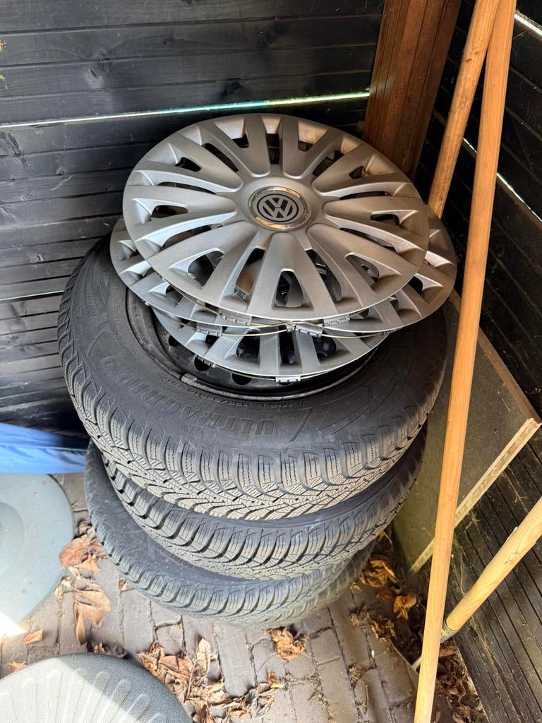 Winterbanden Goodyear 4 stalen velg wieldoppen Volkswagen, Ophalen, Gebruikt