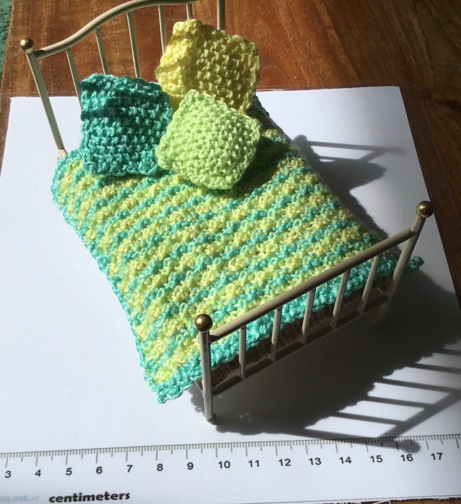 Poppenhuis miniaturen dekentje en kussentjes aqua, Verzamelen, Poppenhuizen en Toebehoren, Ophalen of Verzenden, Nieuw, Poppenhuis