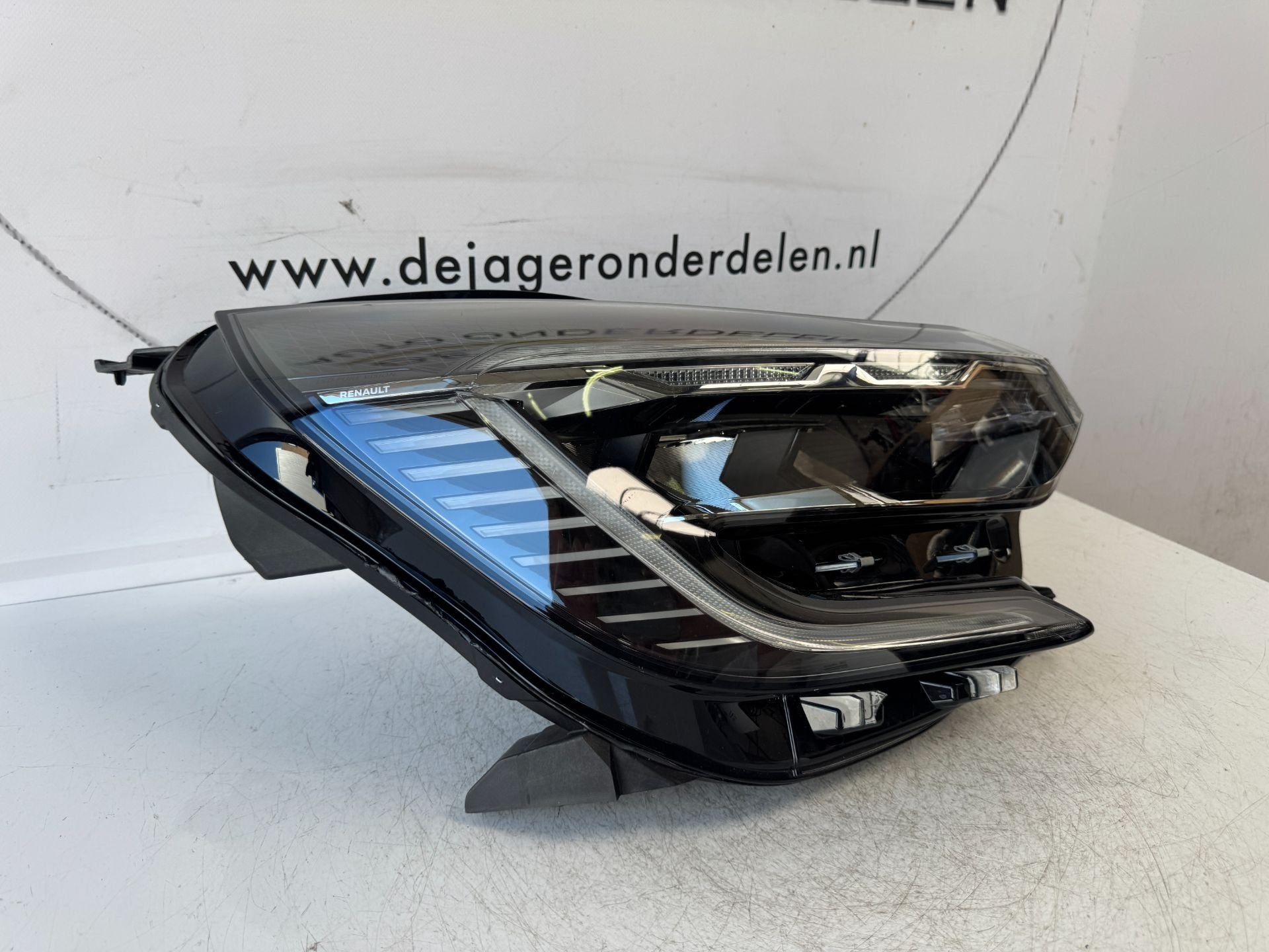 RENAULT CAPTUR II KOPLAMP LED PURE VISION 260104525R RECHTS, Renault Group, Gebruikt, Contact.group@renault.com, Renault