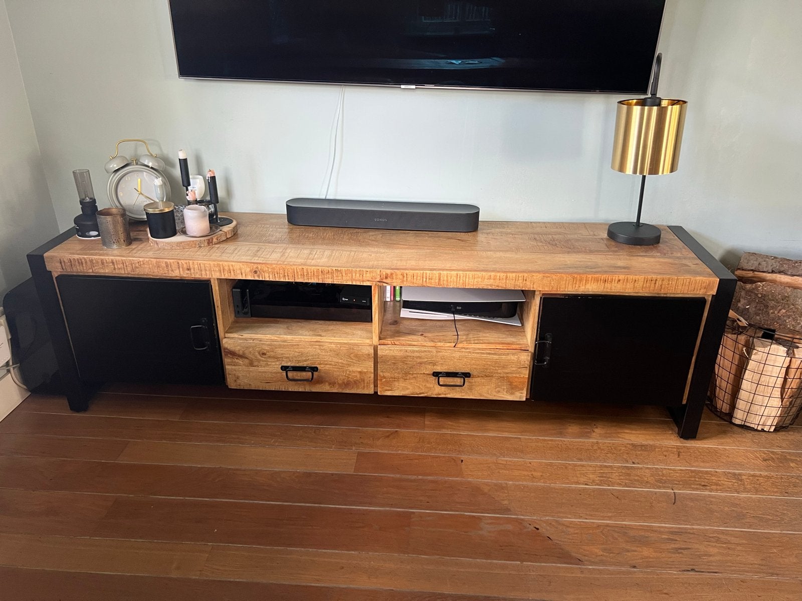 TV-meubel van mangohout en staal, Huis en Inrichting, Gebruikt, Ophalen of Verzenden, 200 cm of meer, Minder dan 100 cm