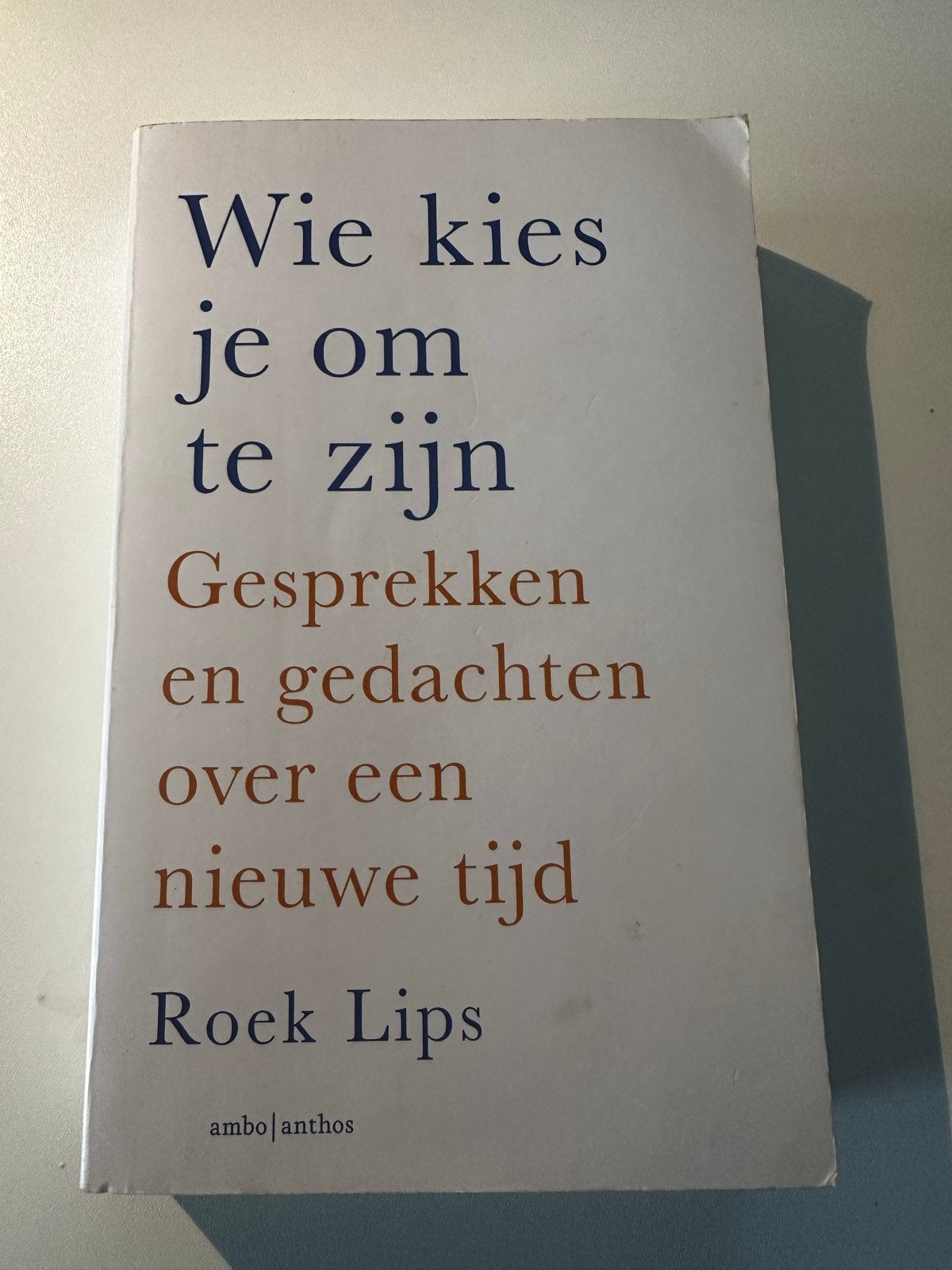 Wie kies je om te zijn - Roek Lips (Boek), Boeken, Ophalen of Verzenden, Gelezen, Nederland