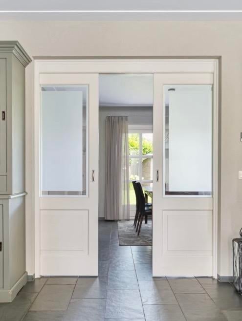Twee houten schuifdeuren met glas, Doe-het-zelf en Verbouw, Ophalen, Gebruikt, 80 tot 100 cm, Binnendeur