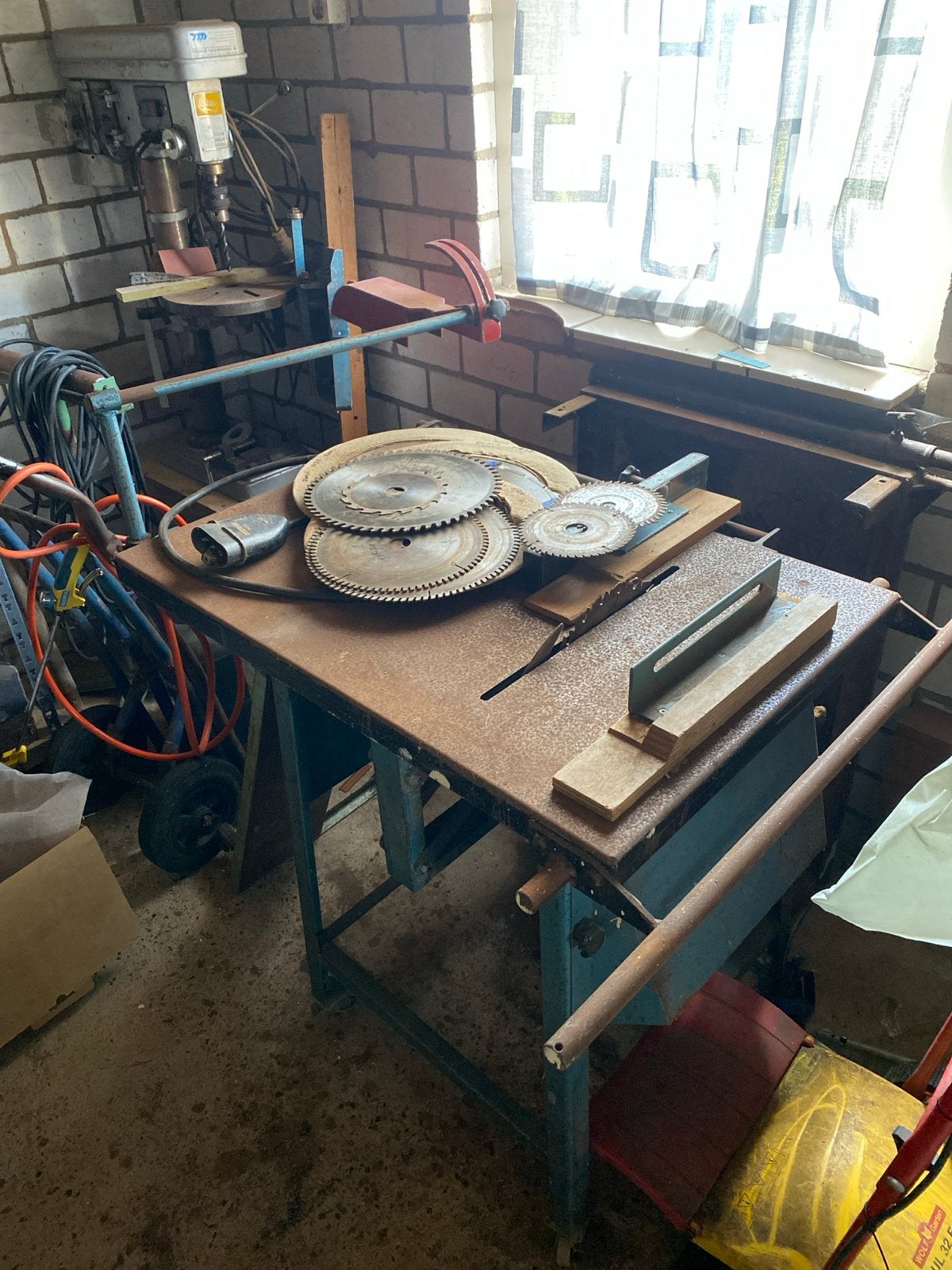 Oude ijzeren zaagtafel met diverse zaagbladen, Doe-het-zelf en Verbouw, Gereedschap | Zaagmachines, Ophalen, Gebruikt, Cirkelzaag
