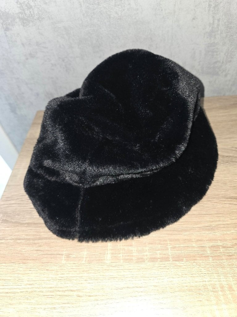Zwarte pluizige pet voor kinderen, Jongen of Meisje, Ophalen of Verzenden, 104 of kleiner, Onbekend