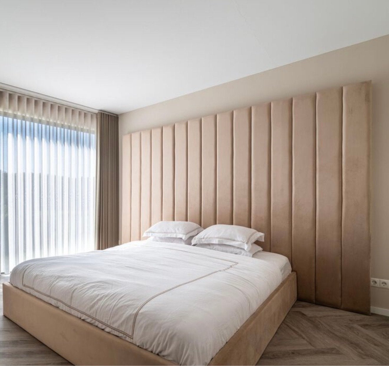 Donker beige suède bed met hoofdbord, 210x200 cm, Ophalen, Gebruikt, Tweepersoons, Overige maten