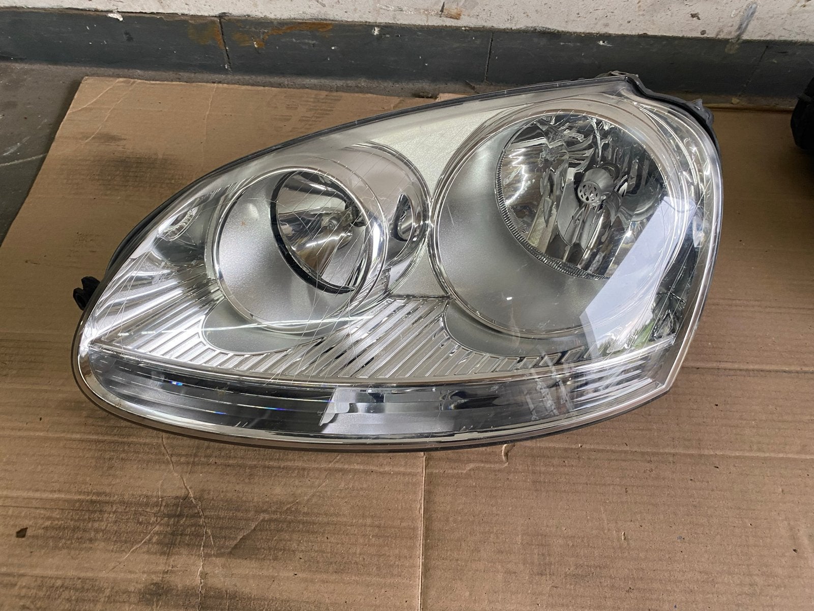 Koplamp Volkswagen Golf 5 - Hella, Ophalen of Verzenden, Gebruikt, Volkswagen