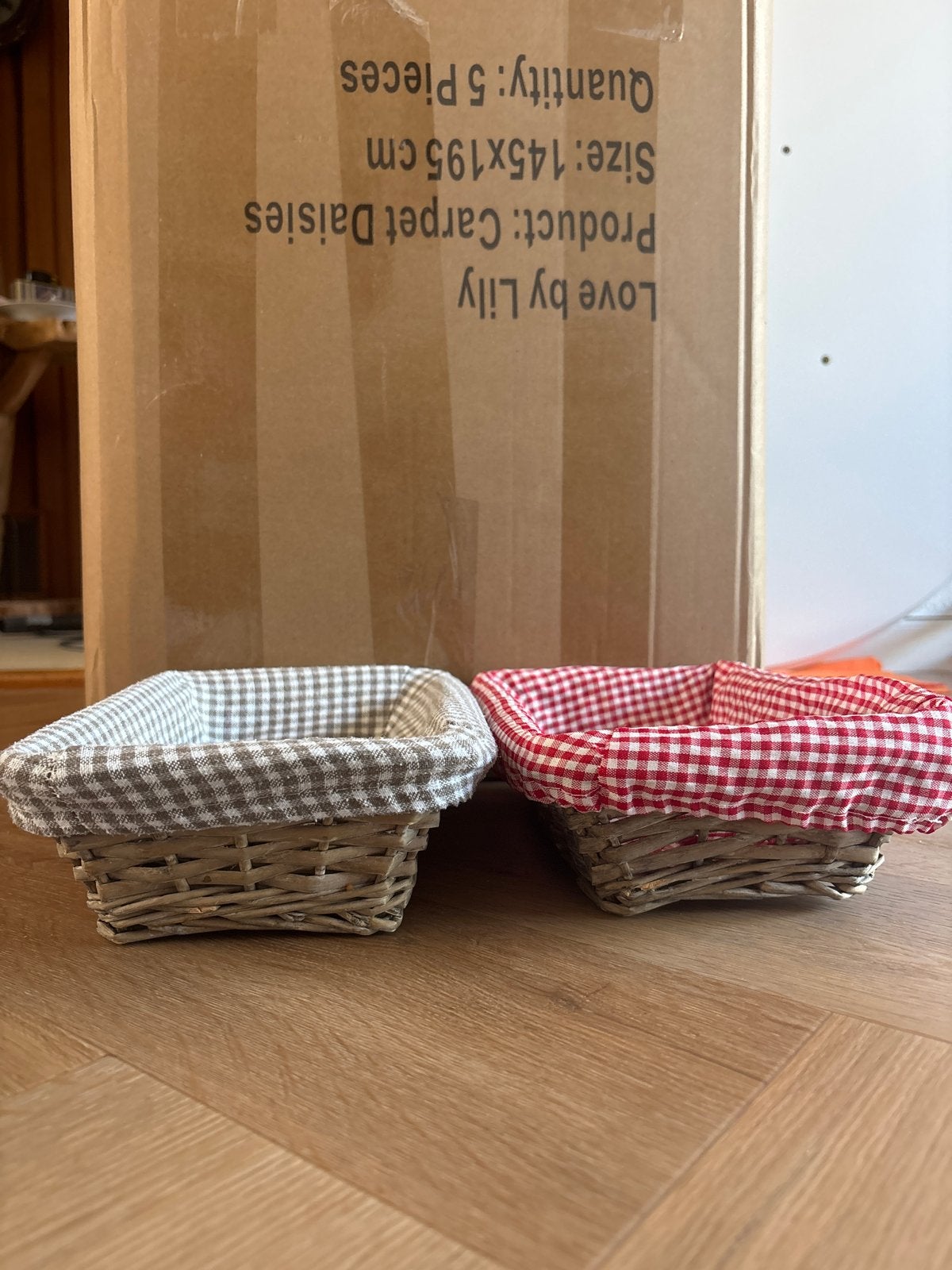 Set van 2 rieten mandjes met geruite stoffen voering, Huis en Inrichting, Mand, Ophalen of Verzenden, Zo goed als nieuw, Riet