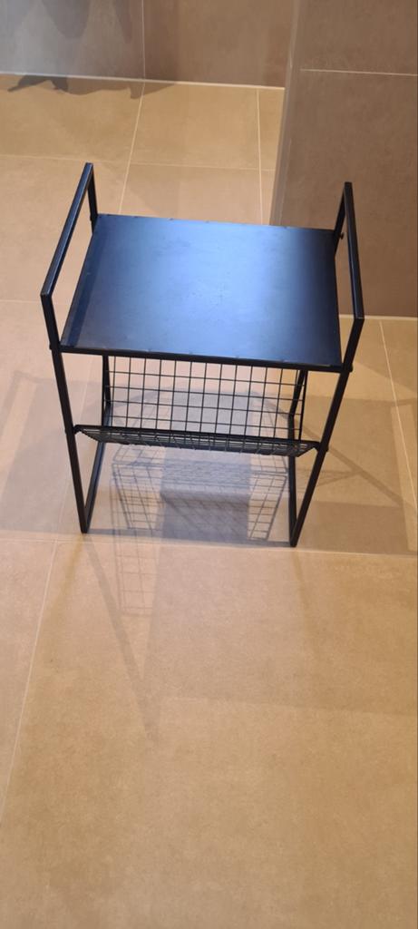 Zwart metalen bijzettafel met opbergrek, Huis en Inrichting, Tafels | Bijzettafels, Ophalen, Minder dan 45 cm, Minder dan 55 cm