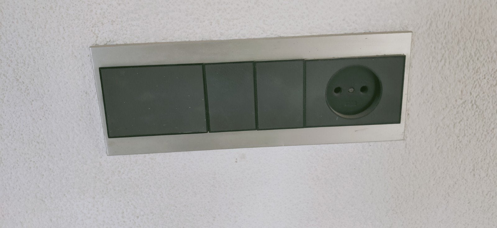 Niko schakelmateriaal donkerbruin met aluminium lijst, Ophalen of Verzenden, Gebruikt, Overige merken, Overige typen