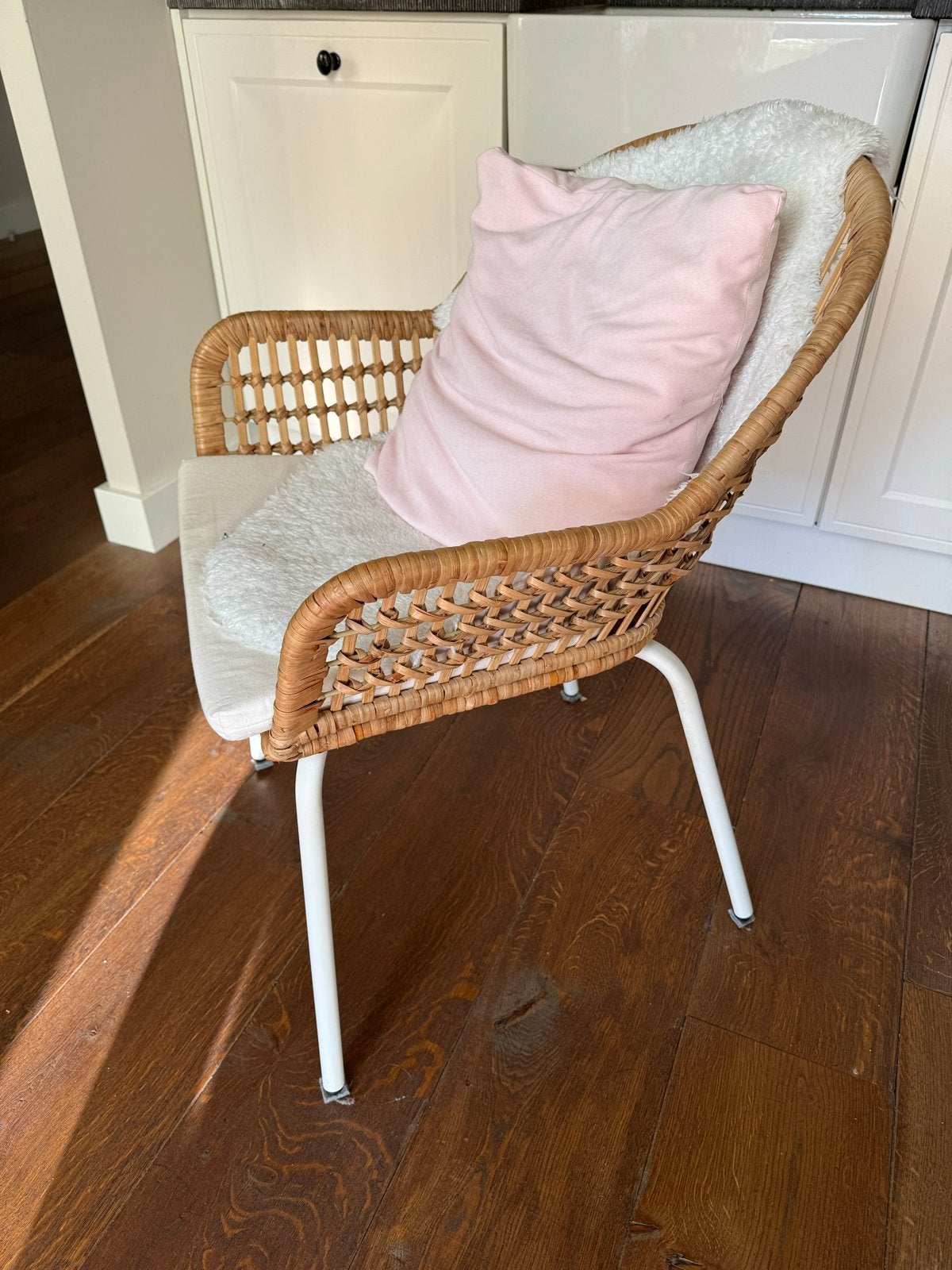 4 rieten stoelen evt met nep schapenvachtjes, Huis en Inrichting, Ophalen, Gebruikt, Bruin, Riet of Rotan