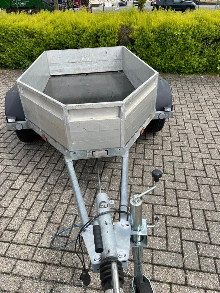 Geremde aanhangwagen met nieuwe assen, Ophalen, Zo goed als nieuw