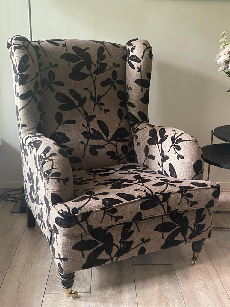 Oorstoel - Taupe met Zwart Bloemenpatroon - Nieuw Gestoffeer, Huis en Inrichting, Fauteuils, Ophalen of Verzenden, Zo goed als nieuw