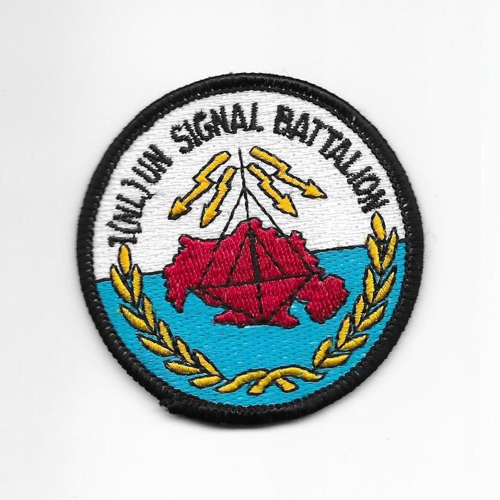 1 (NL) UN Signal Battalion originele nieuwe badge uit 1993, Ophalen of Verzenden, Landmacht, Nederland, Embleem of Badge