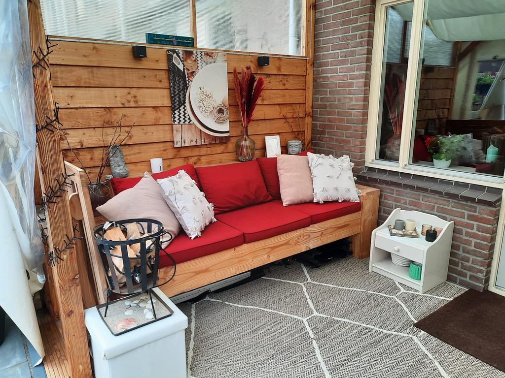 Comfortabele houten tuinbank met rode kussens, Ophalen, Zo goed als nieuw, Hout
