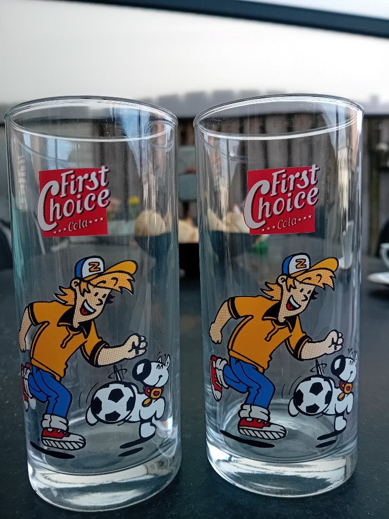 2 FIRST CHOICE cola glazen/ glas / jaren 90 / voetbal  retro, Ophalen of Verzenden, Zo goed als nieuw, Gebruiksvoorwerp