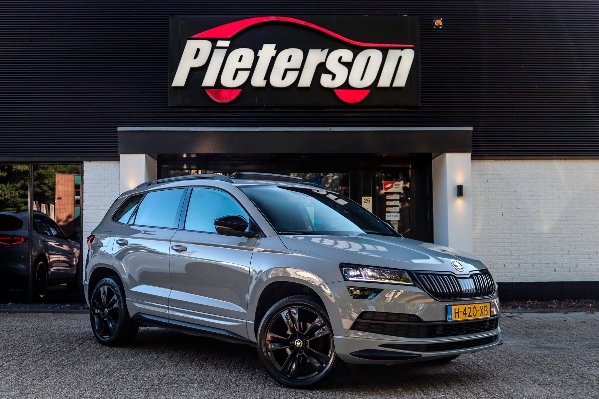 Skoda Karoq 1.5 TSI ACT Sportline BTW 1E EIGENAAR PANO TREKH, 4 cilinders, 150 pk, Bedrijf, 690 kg