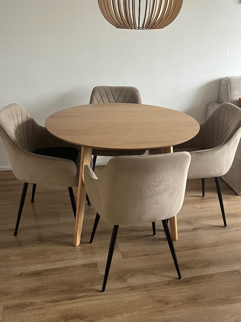 Mooie eettafel met vier stoelen, Ophalen, Rond, Zo goed als nieuw, Overige houtsoorten